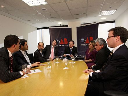 A prisão do advogado público por ordem de uma juíza foi debatida em reunião com Ophir na sede da OAB. 